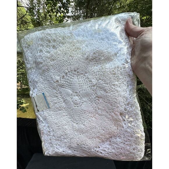 Vintage Belcrest Hand Crochet tablecloth floral lace Oval 72X72 Round Brand New - Picture 9 of 10
